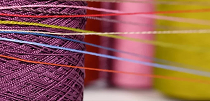 با پیشرفت صنعت و تکنولوژی فرش های ماشینی با فناوری های مختلف ، جنس های مختلف و همچنین با ویژگی های خاصی به بازار فرش ارائه می شود. الیاف (جمع کلمه‌ی لیف) رشته‌های نازک و بلندی شبیه مو هستند که از استحکام و انعطاف پذیری کافی برای تهیه‌ی نخ برخوردارند. الیاف، طی انجام عملیات ریسندگی تبدیل به نخ و آماده‌ی بافت فرش می‌شوند. الیاف فرش ماشینی با توجه به جنس آن‌ها به دو دسته‌ی الیاف طبیعی و الیاف مصنوعی تقسیم می‌شوند و همچنین با توجه به طولشان به دو دسته‌ی الیاف منقطع و الیاف یکسره تقسیم می‌شوند.