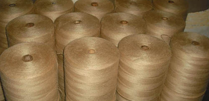 جوت به عنوان نوعی ليف طبيعي در هند، بنگلادش، چين و تايلند رشد و پرورش يافته و عموماً جهت بسته  بندي صنعتي و غذايي استفاده مي شود. ويژگي پارچه ها و مصنوعات تهيه شده از جوت شامل مقاومت مكانيكي بالا، هزينه پايين، داشتن سطح نرم و مقاومت اصطكاكي بالا به عنوان نوعی مزیت در مصارفی چون بسته بندی مواد  در انبار و ترانزيت آن ها به شمار می رود. در این موارد ساختمان متخلخل بسته ها امكان تهويه را براي دانه ها و سبزيجات و غيره جهت انبارش طولاني (بدون امكان فاسد شدن) فراهم مي آورد. جوت ازجمله الياف طبيعي است و دوستدار محيط زيست 