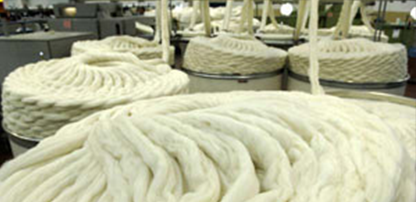 الیاف اكریلیك الیافي هستند كه بیش از ۸۵% وزن آن را واحدهاي اكریلونیتریلCH۲-CH[CN]-)x-(به صورت زنجیره پلیمري تشكیل داده اند. الیاف اكریلیك از اكریلونیتریل كه یك ماده پتروشیمیایي است تشكیل شده است. معمولاً اكریلونیتریل با مقادیر كمي از سایر مواد شیمیایي، تركیب مي گردد تا قابلیت جذب رنگ الیاف تولیدي افزایش یابد. الیاف اكریلیك به دو روش تر ریسي و خشك ریسي تولید مي گرد. با توجه به اینكه الیاف اكریلیك زیانهاي زیادي براي انسان دارد و همچنین با توجه به بالا بودن هزینه تولید آن، مصرف این نوع الیاف در سراسر جهان متاسفانه با كاهش چشمگیري روبرو است.